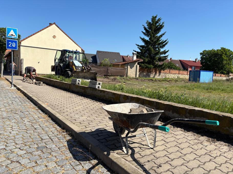 Poté co šla v roce 2016 k zemi kasárna, je na louce protkané tragickou historií opět živo. Na konci května se začalo stavět.