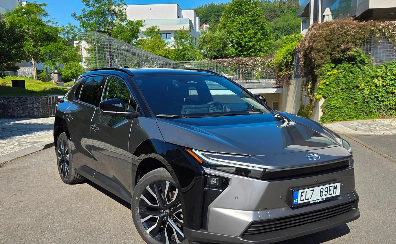 Toyota výrazně upravila elektromobil bZ4X. Vyzkoušeli jsme ho.