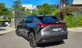 SUV dostalo přepracovanou baterku a upravené elektromotory, které jsou výkonnější a úspornější.