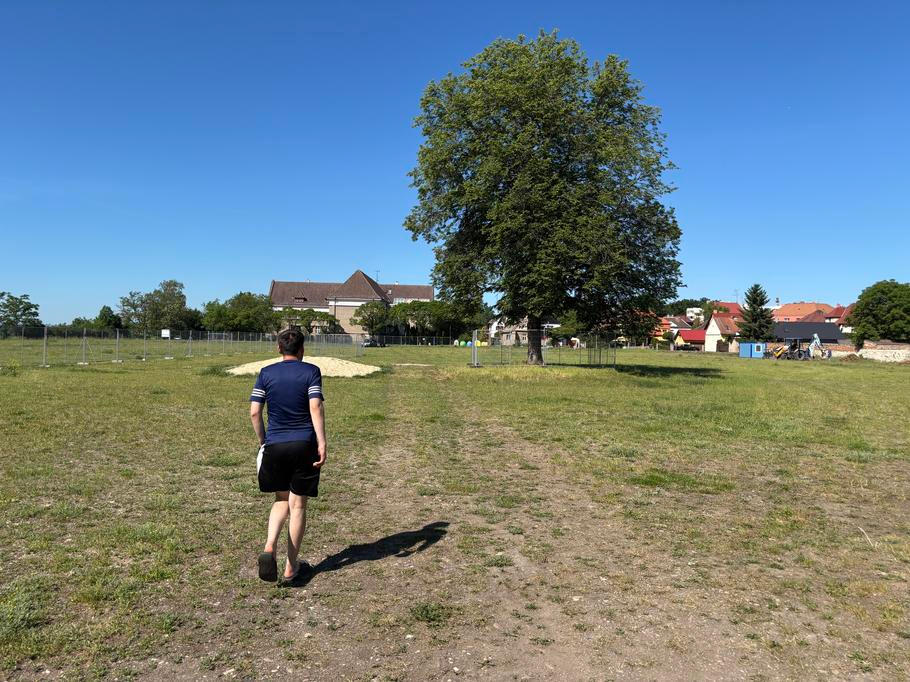 Jedním z posledních, kdo se mohl k lípě projít, byl v úterý 26. května bulharský mladík. Reportéra deníku Aktuálně.cz pak už stavební dělníci z oplocených míst masakru vytlačili.