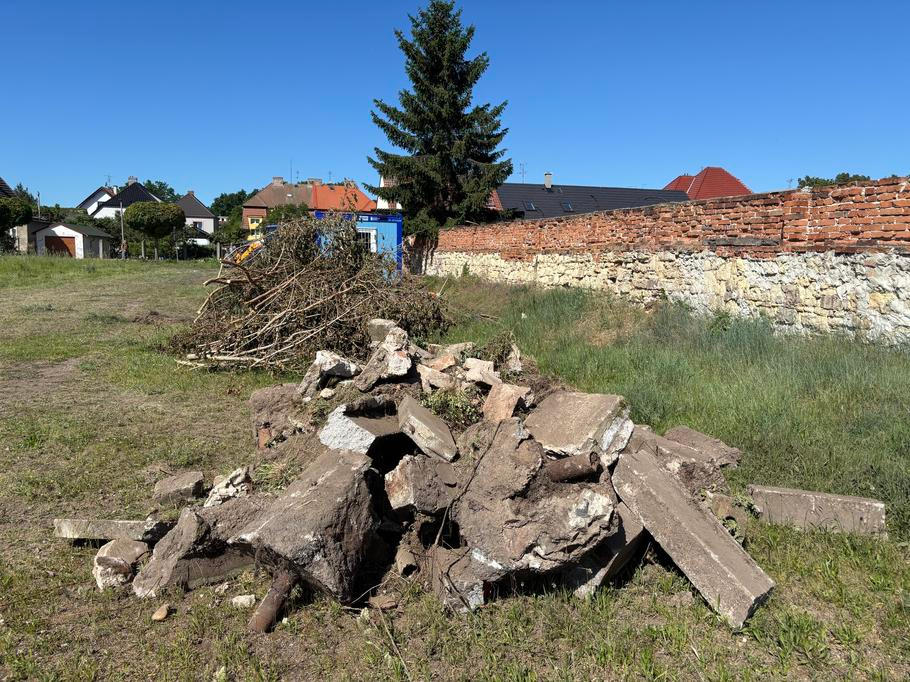 První hromady věcí, které stavební dělníci při zahájení bagrování pod trávou objevili.