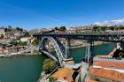 Ponte de Dom Luís I., most Ludvíka I. Ikonická stavba spojuje Ribeiru a Vila Nova de Gaia. Na horní mostovce se lidé co chvíli vyhýbají projíždějícímu metru (z našeho pohledu spíš rychlotramvaji). Tohle panorama dělá Porto Portem.