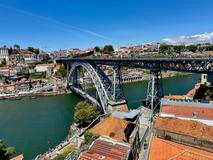Ponte de Dom Luís I., most Ludvíka I. Ikonická stavba spojuje Ribeiru a Vila Nova de Gaia. Na horní mostovce se lidé co chvíli vyhýbají projíždějícímu metru (z našeho pohledu spíš rychlotramvaji). Tohle panorama dělá Porto Portem.
