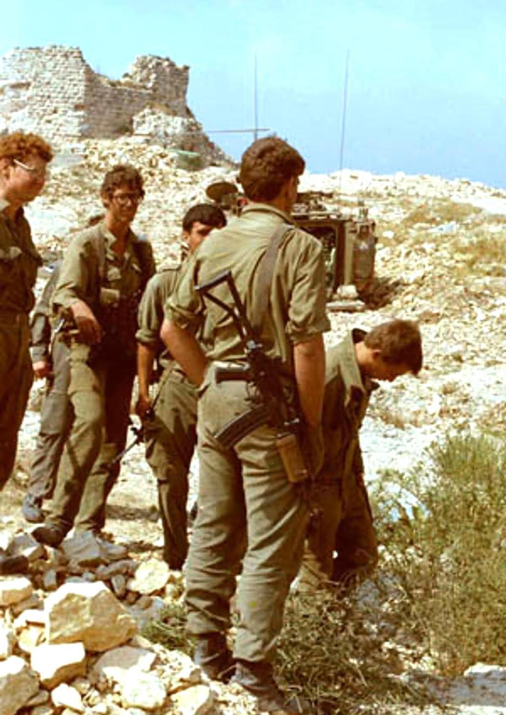 Izraelské jednotky poprvé dobyly hrad Beaufort v jižním Libanonu v roce 1982.