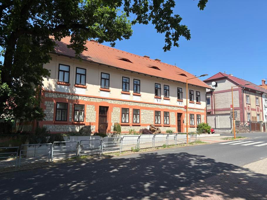 V sídle firmy narazil reportér na Hanu Elsnicovou, jednatelku společnosti a místní zastupitelku. Rozhovor s ní ale dlouho netrval, o historii si povídat nechtěla.