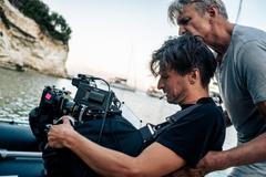 Otec a syn. Režisér Jan Svěrák (vpravo) probírá záběr filmu Pět švestek se synem Františkem.