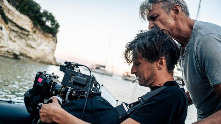 Otec a syn. Režisér Jan Svěrák (vpravo) probírá záběr filmu Pět švestek se synem Františkem.