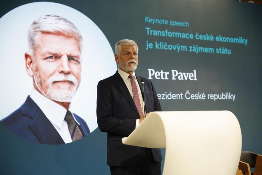 Prezident Pavel volá po euru. "Opusťme sentiment ke koruně, bude-li bránit rozvoji"