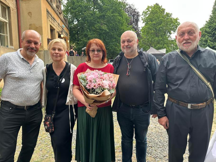 Výtvarník Josef Čuban (zcela vpravo) s dalšími občanskými aktivisty, kteří stojí společně s dalšími za oceněním pro prezidenta Petra Pavla a slovenskou exprezidentku Zuzana Čaputovou.