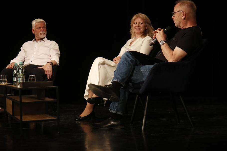Petr Pavel a Zuzana Čaputová na letošním festivalu Mezi ploty, kdy se účastnili debaty, kterou moderoval režisér Václav Marhoul a herečka Jitka Čvančarová.
