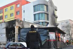 Vyhořelá restaurace U Kojota v Mostě, 12. ledna 2025. Policejní vyšetřování po požáru s 7 oběťmi. 