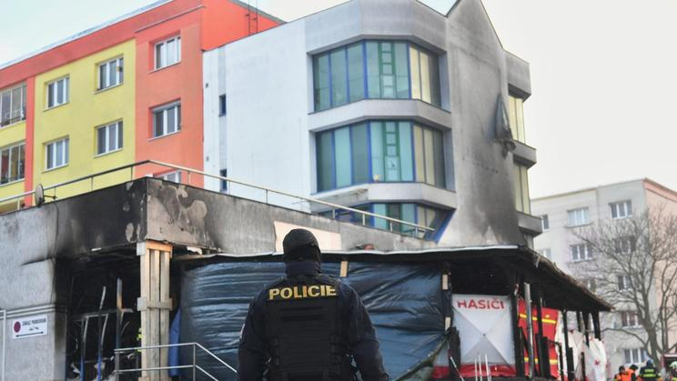 Vyhořelá restaurace U Kojota v Mostě, 12. ledna 2025. Policejní vyšetřování po požáru s 7 oběťmi. 
