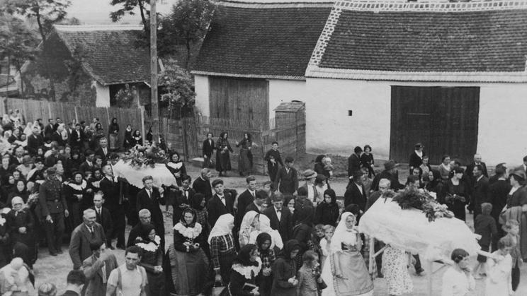 Přívoz přes Dyji sloužil až do roku 1944, kdy německá armáda postavila dřevěný most, který v dubnu 1945 němečtí vojáci při ústupu odstřelili. Přitom už v roce 1934 bylo v nedalekém lesíku naskládáno dřevo a další materiál na stavbu mostu, která se však z neznámých důvodů neuskutečnila.