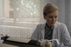 Anna Geislerová ve filmu Pramen (2026) jako gynekoložka Ingrid, která v polovině 80. let pracuje v jedné zapadlé okresní nemocnici. Působivé drama Ivana Ostrochovského, které bude letos soutěžit na MFF v Karlových Varech, otevírá nevyřešenou kapitolu československých dějin, kdy o možnosti mít děti rozhodoval stát.