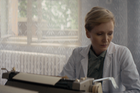 Anna Geislerová ve filmu Pramen (2026) jako gynekoložka Ingrid, která v polovině 80. let pracuje v jedné zapadlé okresní nemocnici. Působivé drama Ivana Ostrochovského, které bude letos soutěžit na MFF v Karlových Varech, otevírá nevyřešenou kapitolu československých dějin, kdy o možnosti mít děti rozhodoval stát.
