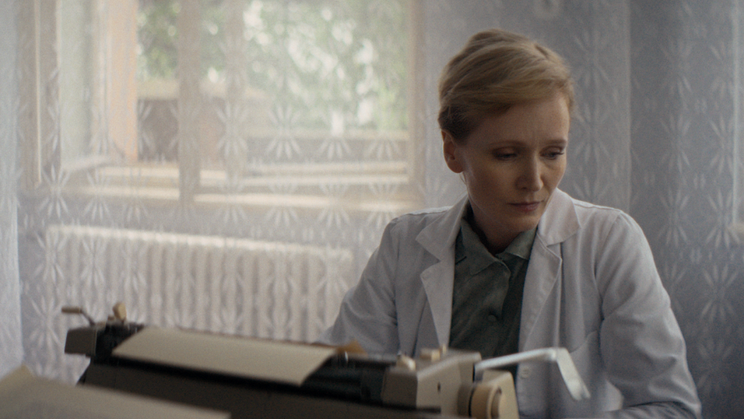 Anna Geislerová ve filmu Pramen (2026) jako gynekoložka Ingrid, která v polovině 80. let pracuje v jedné zapadlé okresní nemocnici. Působivé drama Ivana Ostrochovského, které bude letos soutěžit na MFF v Karlových Varech, otevírá nevyřešenou kapitolu československých dějin, kdy o možnosti mít děti rozhodoval stát.