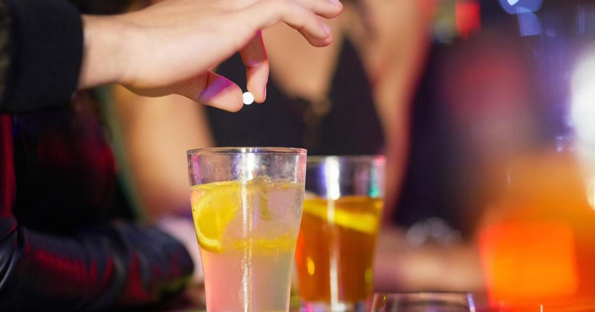 Drink spiking bude trestný. Vhození drogy do pití bez vědomí majitele doteď zákon neřešil