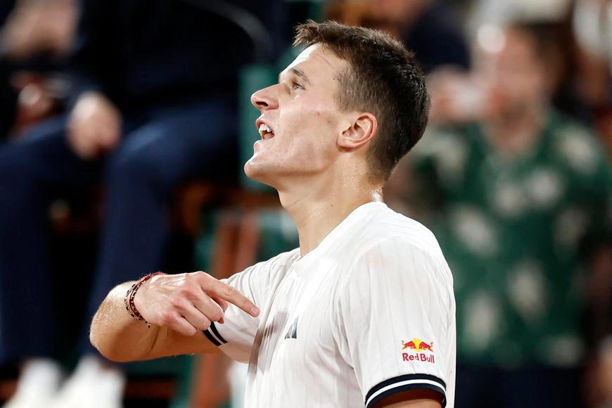 Skvělý Menšík! Po triumfu v souboji mladíků postoupil do pařížského semifinále
