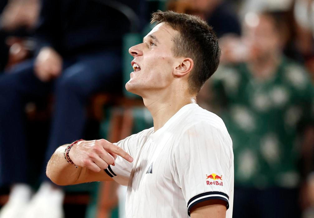 Jakub Menšík slaví vítězství  ve čtvrtfinále French Open 2026