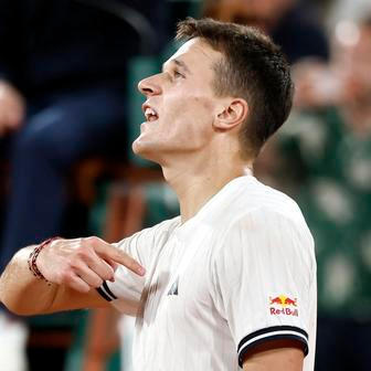 Jakub Menšík slaví vítězství  ve čtvrtfinále French Open 2026