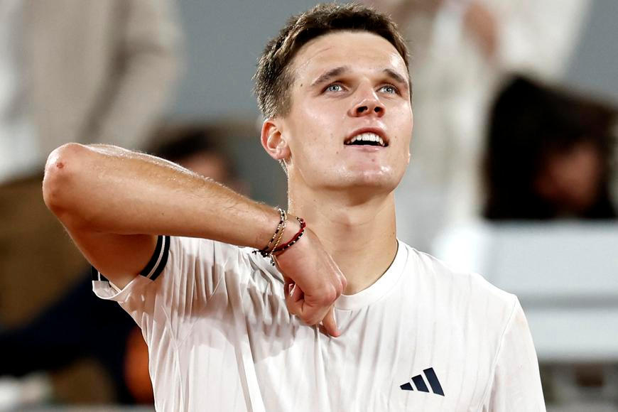 Skvělý Menšík! Po triumfu v souboji mladíků postoupil do pařížského semifinále