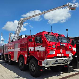 Toto je cisternová automobilová stříkačka Force CZVS 40 8x8 s řízenou první, druhou a čtvrtou nápravou.