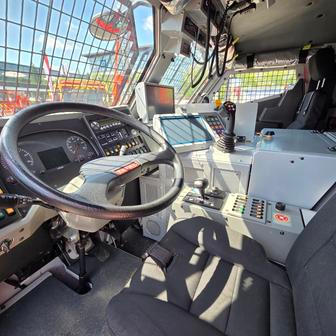 Kabina je pancéřovaná a v útrobách pracuje motor Cummins.