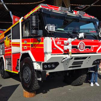 Na podvozku Tatra Force ukázala hasičský speciál pro Německo i další česká firma: THT Polička. Auto má 291 kW a čerpací agregát s průtokem až 2400 litrů vody za minutu.