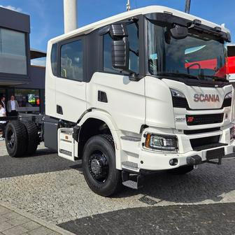 Scania nicméně nadále vyrábí i klasické spalovací modely, které - ač se elektromobilita stává i mezi záchranářskou technikou pomalu trendem - zatím převažují. A dobře to bylo vidět právě i napříč stánky výrobců jednotlivých nástaveb.