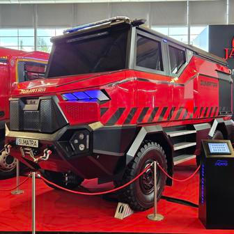 Futuristický speciál Sumatra s pohonem 4x4 od portugalské společnosti Jacinto sice na elektřinu nejezdí, na stejné platformě ale prý umí firma postavit nejen spalovací, ale i plynovou a vodíkovou verzi. Zatím je to však jen koncept.
