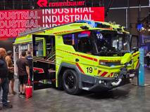 Rakouský Rosenbauer staví nástavby i na podvozcích Tatra, ukázal ale i vlastní elektrické hasičské auto Revolutionary Technology (odtud zkratka RT), určené pro ženevské letiště. Auto má nádrž 3000 litrů na vodu a 200 litrů na pěnidlo. Baterie má 132 kWh a umí se nabíjet až 150 kW.