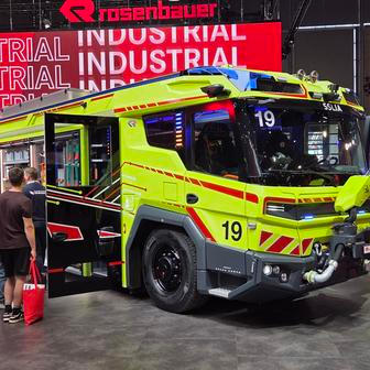 Rakouský Rosenbauer staví nástavby i na podvozcích Tatra, ukázal ale i vlastní elektrické hasičské auto Revolutionary Technology (odtud zkratka RT), určené pro ženevské letiště. Auto má nádrž 3000 litrů na vodu a 200 litrů na pěnidlo. Baterie má 132 kWh a umí se nabíjet až 150 kW.