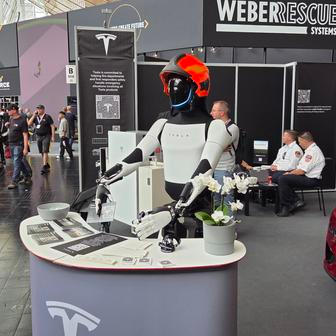 Překvapivě nechyběla Tesla, která svému humanoidnímu robotovi nasadila hasičskou přilbu.