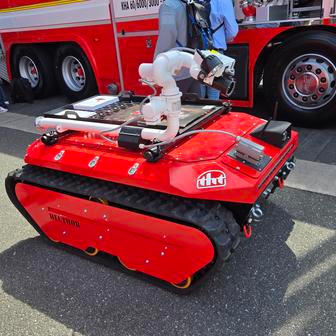 Fenoménem se rychle kromě elektromobilů stávají i roboti, automatizované prvky nebo drony. Své roboty ukázala i zmíněná česká firma THT Polička.