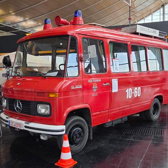 Pro změnu starý hasičský Mercedes.