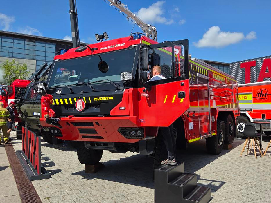 Toto je Tatra Force 6x6 s nástavbou THT Polička v barvách pro německé hasiče.