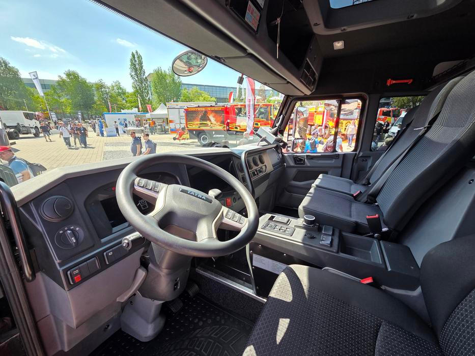 Kabina má uspořádání 1+3, pohon pak obstarává motor Cummins L9.