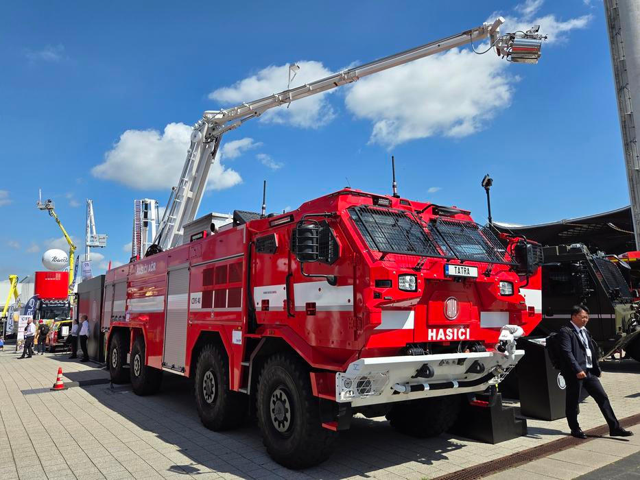 Toto je cisternová automobilová stříkačka Force CZVS 40 8x8 s řízenou první, druhou a čtvrtou nápravou.