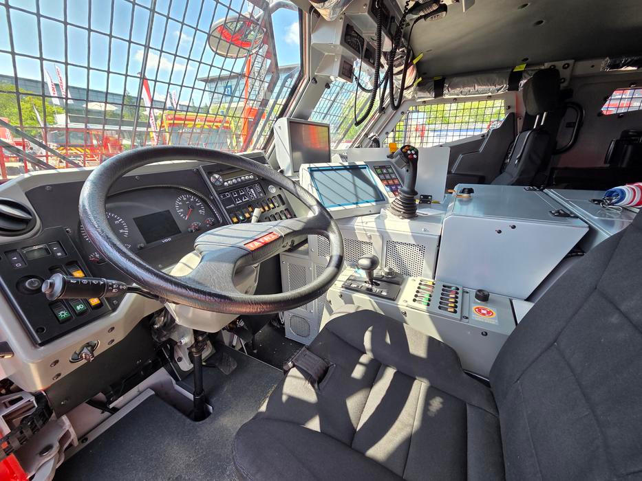 Kabina je pancéřovaná a v útrobách pracuje motor Cummins.