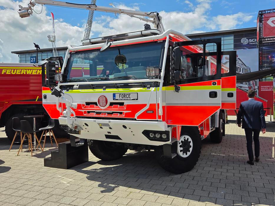 To třínápravová Tatra Force CAS 20 4x4 má klasický kopřivnický motor a určená je pro zásahy v těžkém terénu a v extrémních podmínkách při požárech v přírodním prostředí.