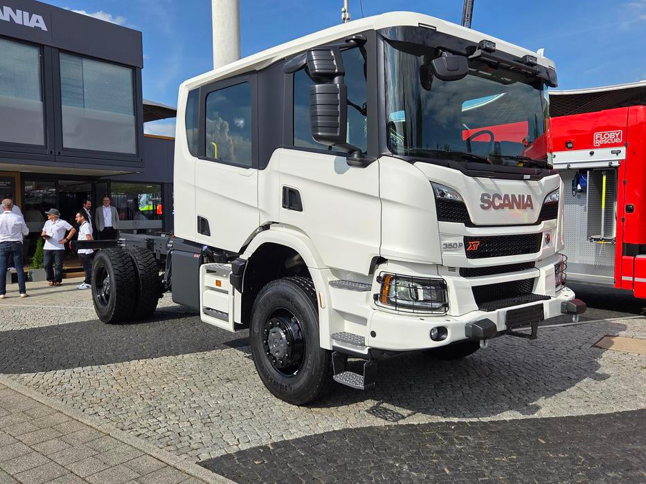 Scania nicméně nadále vyrábí i klasické spalovací modely, které - ač se elektromobilita stává i mezi záchranářskou technikou pomalu trendem - zatím převažují. A dobře to bylo vidět právě i napříč stánky výrobců jednotlivých nástaveb.