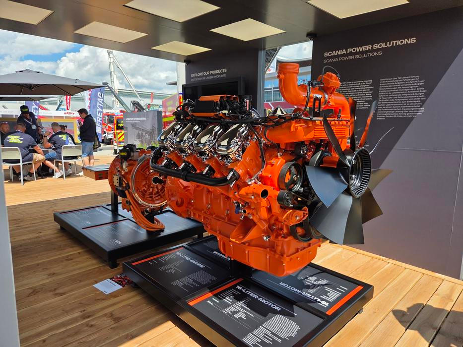 Pozornost u Scanie vzbudil i 16,4litrový osmiválec, který má podle oblasti určení výkon až 566 kW a umí točit až 3342 Nm. Ten Švédové také umí vyrobit.