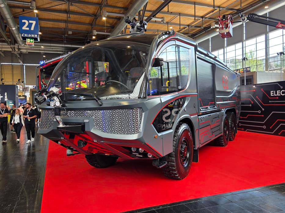 Ale i Jacinto umí elektromobily, tento je určený pro letištní použití.