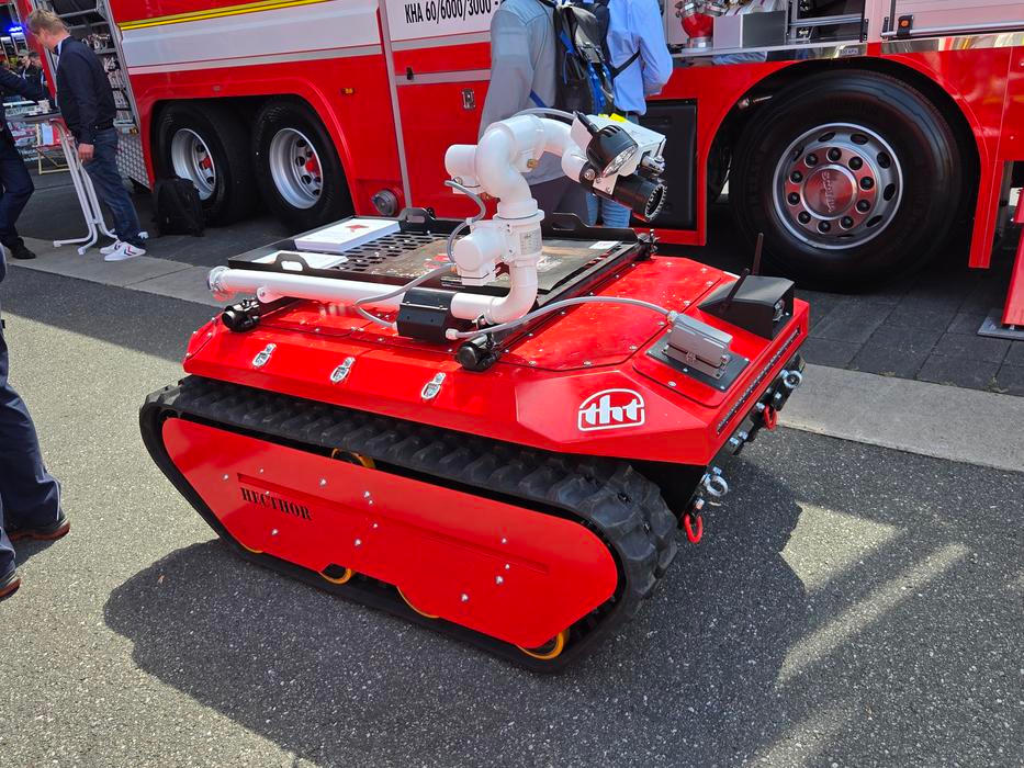 Fenoménem se rychle kromě elektromobilů stávají i roboti, automatizované prvky nebo drony. Své roboty ukázala i zmíněná česká firma THT Polička.