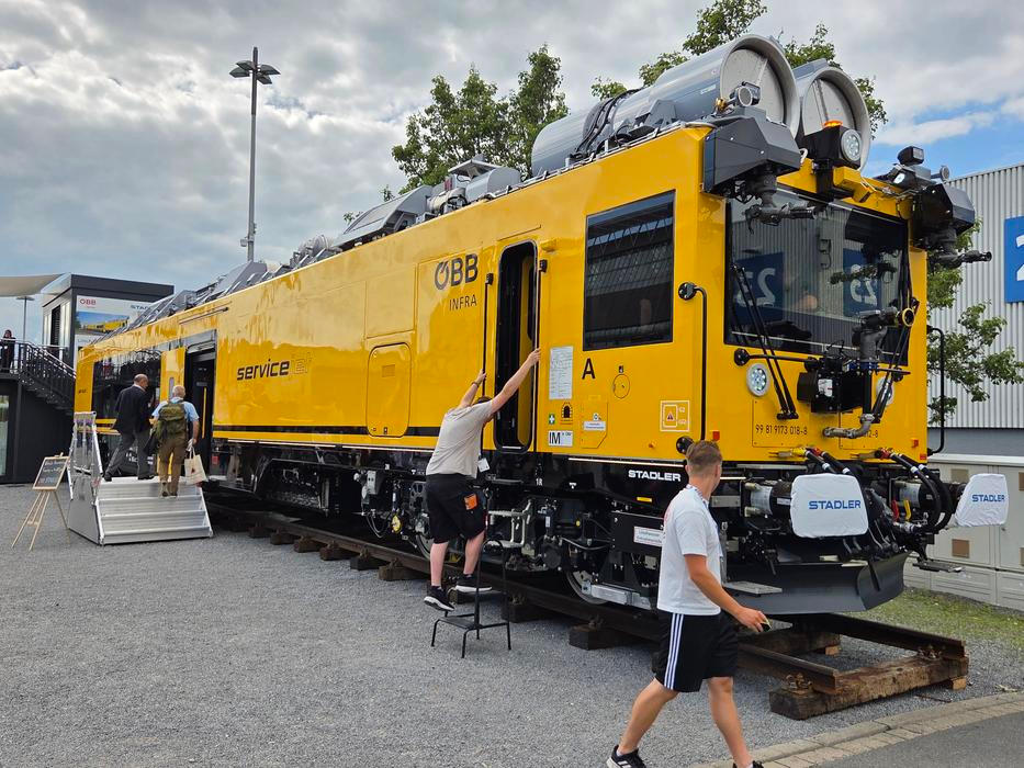 Pozornost poutal i záchranářský vlak rakouských drah ÖBB, který vyrobila firma Stadler. Vlak zůstane díky hybridnímu pohonu v provozu, i když vypadne trakční vedení.