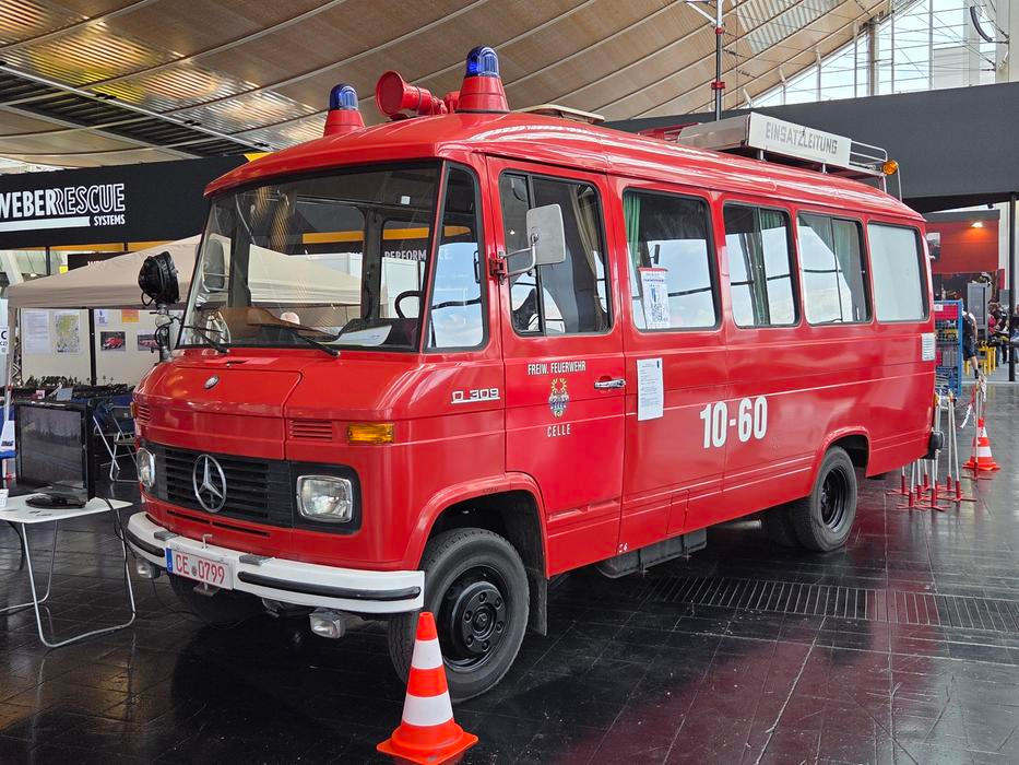 Pro změnu starý hasičský Mercedes.