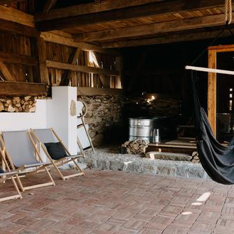 Ve stodole je nyní sauna s koupacím sudem. 