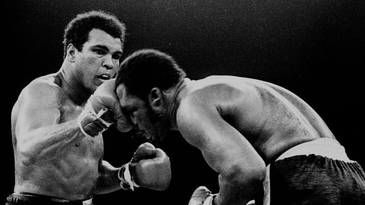 Muhammad Ali (vlevo) trefuje Joea Fraziera ve slavném utkání v Manile.