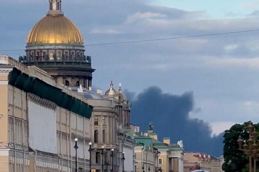 Výbuchy a požár na dohled Putinova „Davosu“. Desítky dronů útočily na Petrohrad