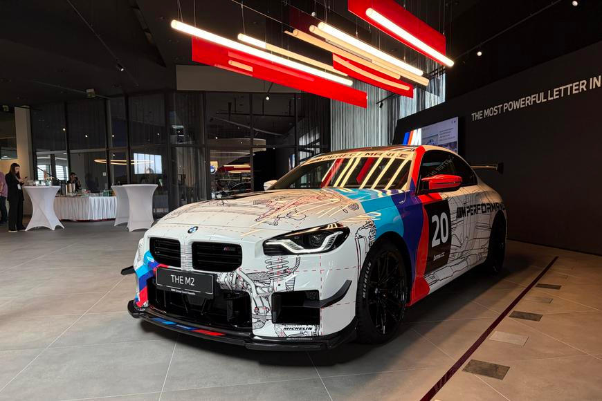 Track Kit pro BMW M2. Jeden z prvních čtyř kusů je v Česku a má unikátní polep